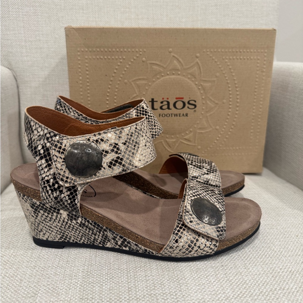 Taos Carrousel 2 Sandals in Black Snake